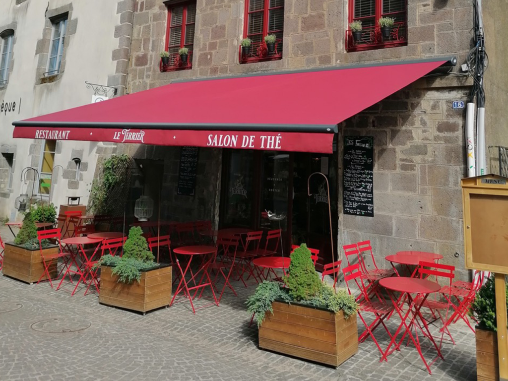 Entreprendre à 2, l'exemple de Régis et Arnaud qui ont ouvert leur restaurant salon de thé à Besse, en Auvergne.