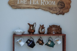 Salon de thé irlandais avec scones et vente de vaisselle vintage