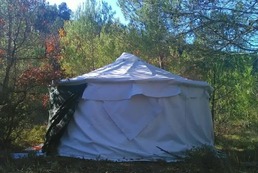 Eco-lieu incluant Maraîchage bio, Yourtes d'hôtes, Randonnées équestres