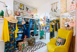 Concept-store prêt-à-porter, bijoux, chaussures & accessoires.